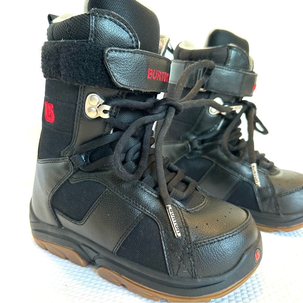 Burton Kids Snowboarding Boots  🏂 Lace-up Youth 4 Excellent Condition